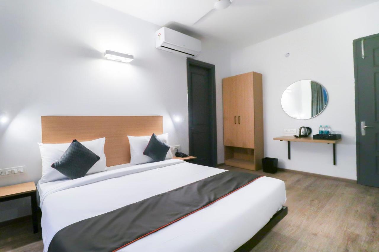 โอโย ทาวน์เฮาส์ 588 นอยดา เซ็กเตอร์ 71 Hotel Indirapuram ภายนอก รูปภาพ
