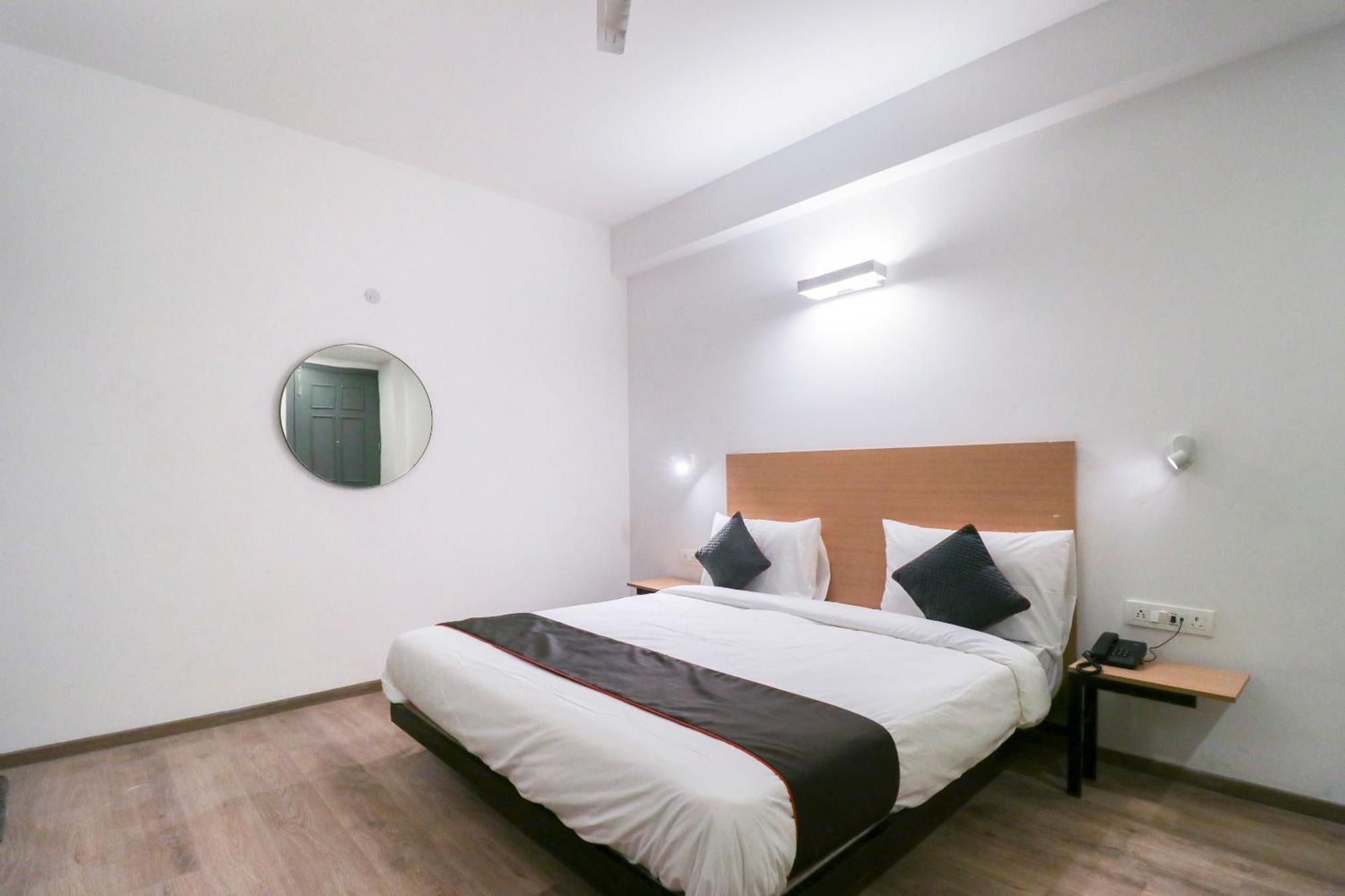 โอโย ทาวน์เฮาส์ 588 นอยดา เซ็กเตอร์ 71 Hotel Indirapuram ภายนอก รูปภาพ