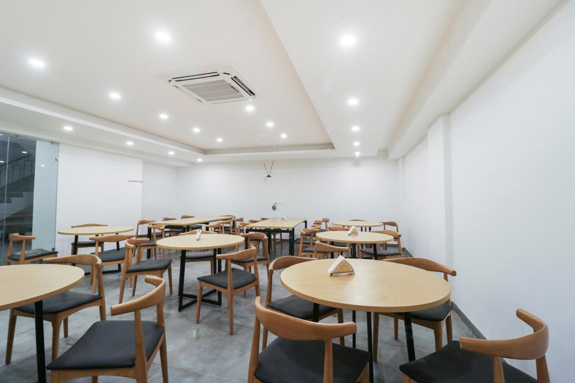 โอโย ทาวน์เฮาส์ 588 นอยดา เซ็กเตอร์ 71 Hotel Indirapuram ภายนอก รูปภาพ