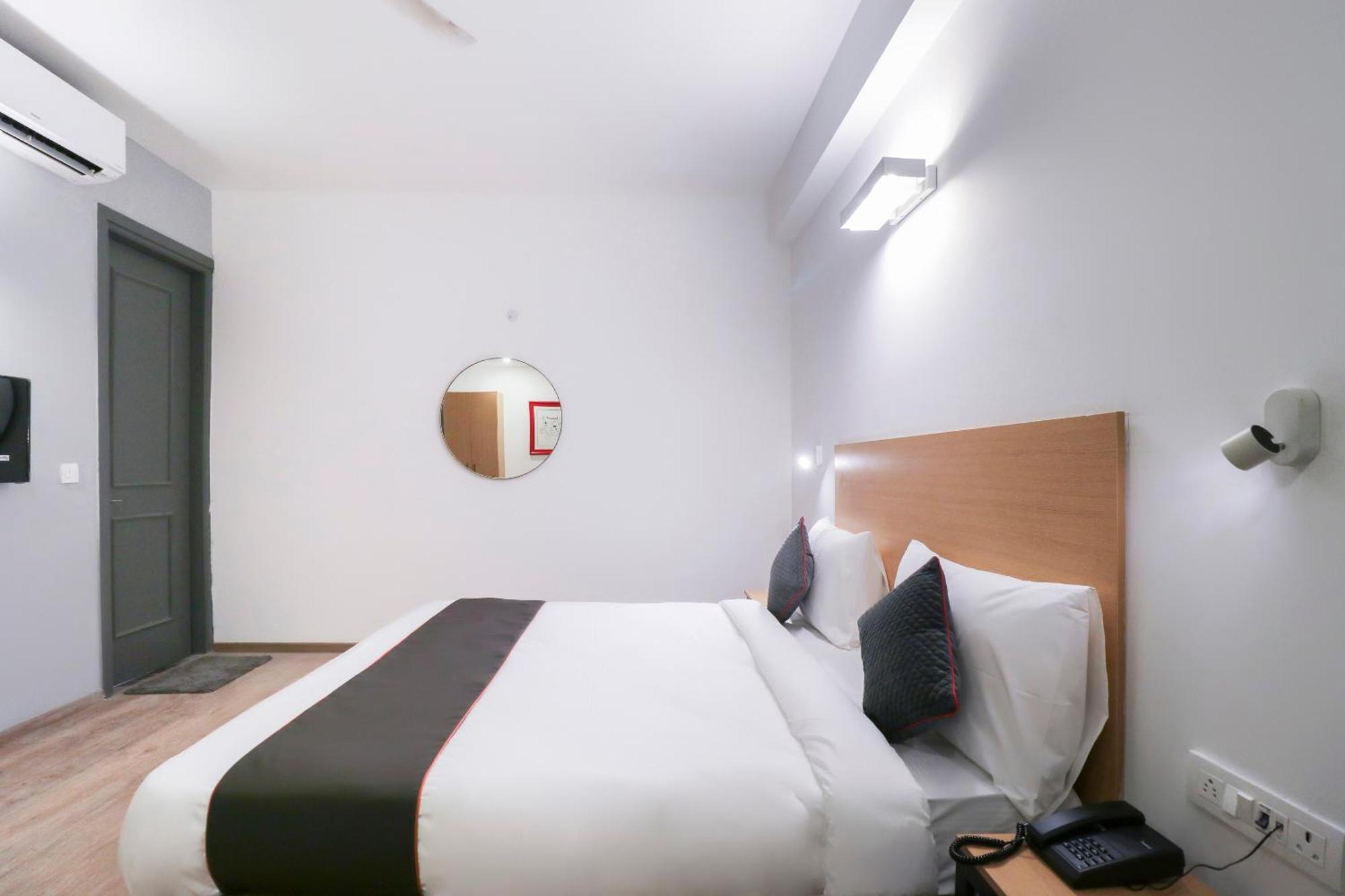 โอโย ทาวน์เฮาส์ 588 นอยดา เซ็กเตอร์ 71 Hotel Indirapuram ภายนอก รูปภาพ