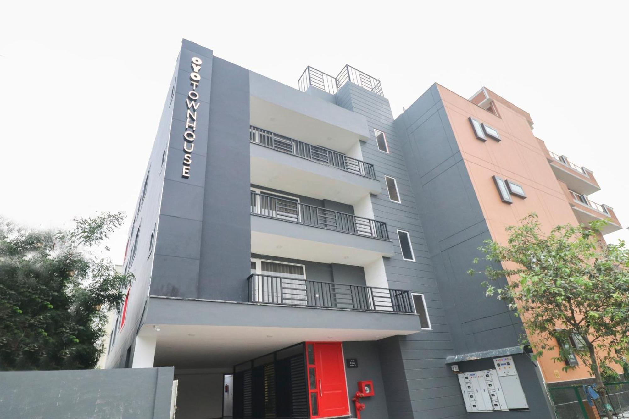 โอโย ทาวน์เฮาส์ 588 นอยดา เซ็กเตอร์ 71 Hotel Indirapuram ภายนอก รูปภาพ